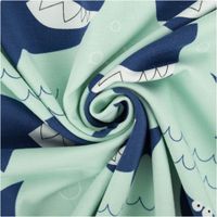 94251-Jersey-Stoff-Baumwolljersey-Haifische-blau-1-50m-Breite-IMG-0227.jpg Weicher Baumwolljersey in hellem Mint mit coolen dunkelblauen Haifischen besticht durch seine elastische Qualität bei 1,50 m Breite und eignet sich hervorragend für bequeme Kinderbekleidung, T-Shirts oder gemütliche Schlafanzüge - kunstvoll eingedreht in F