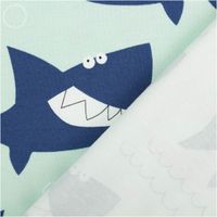 94251-Jersey-Stoff-Baumwolljersey-Haifische-blau-1-50m-Breite-IMG-0228.jpg Weicher Baumwolljersey in hellem Mint mit coolen dunkelblauen Haifischen besticht durch seine elastische Qualität bei 1,50 m Breite und eignet sich hervorragend für bequeme Kinderbekleidung, T-Shirts oder gemütliche Schlafanzüge - mit Rueckseite