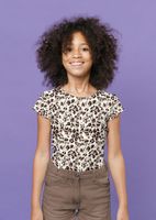 94254-Jersey-Stoff-Baumwolljersey-Leo-rosa-1-50m-Breite-25579-051-6.jpg Nachhaltiger Bio Baumwolljersey mit wildem Leopardenmuster in Beige und Schwarz besticht durch seine elastische Qualität bei 1,50 m Breite und ist ideal für bequeme Shirts oder modische Leggings geeignet - als Kleid praesentiert