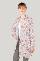 94260-Baumwollstoff-Popeline-Stoff-Blumen-Schmetterlinge-wollweiss-lachsrosa-blau-1-45m-Breite-25616-051-6.jpg Wollweißer Popeline Stoff aus reiner Baumwolle mit eleganten Blumenranken in Braunrot und Lila besticht durch seine glatte Webart bei 1,45 m Breite und eignet sich ideal für zeitlose Blusen oder hochwertige Heimtextilien - als Kleid praesentiert
