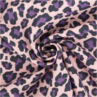 Feiner Popeline Baumwollstoff mit modernem Leopardenmuster in Rosa und Lila überzeugt durch seine strapazierfähige Qualität bei 1,45 m Breite und eignet sich perfekt für modische Blusen oder kreative Heimtextilien - kunstvoll eingedreht in Falten