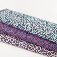 Hochwertiger Popeline-Stoff aus reiner Baumwolle mit einem auffälligen Leopardenmuster in kräftigem Lila und Pink. Das fein gewebte Material bei einer Breite von 1,45 m ist besonders strapazierfähig und eignet sich hervorragend für modische Blusen, Kleider
