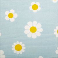 94266-Nicki-Stoff-Blumen-hellblau-weiss-1-45m-Breite-IMG-1359.jpg Weicher Nicki-Stoff in hellem Blau präsentiert ein harmonisches Muster aus weißen Gänseblümchen mit gelben Akzenten. Das Textil überzeugt durch seine samtige Haptik sowie eine großzügige Breite von 1,45 Metern für kreative Nähprojekte - Nahaufnahme
