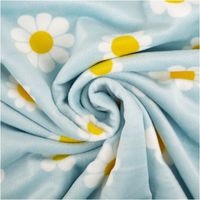 94266-Nicki-Stoff-Blumen-hellblau-weiss-1-45m-Breite-IMG-1361.jpg Weicher Nicki-Stoff in hellem Blau präsentiert ein harmonisches Muster aus weißen Gänseblümchen mit gelben Akzenten. Das Textil überzeugt durch seine samtige Haptik sowie eine großzügige Breite von 1,45 Metern für kreative Nähprojekte - kunstvoll eingedreh