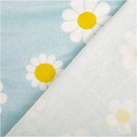 94266-Nicki-Stoff-Blumen-hellblau-weiss-1-45m-Breite-IMG-1362.jpg Weicher Nicki-Stoff in hellem Blau präsentiert ein harmonisches Muster aus weißen Gänseblümchen mit gelben Akzenten. Das Textil überzeugt durch seine samtige Haptik sowie eine großzügige Breite von 1,45 Metern für kreative Nähprojekte - mit Rueckseite