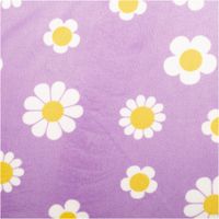 Weicher Nicki Stoff in hellem Lila zeigt ein verspieltes Muster aus weißen Gänseblümchen mit gelber Mitte. Das textile Material liegt 1,45 Meter breit und überzeugt durch seine samtige, hochwertige Oberflächenstruktur - Nahaufnahme