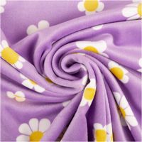94267-Nicki-Stoff-Blumen-lila-weiss-1-45m-Breite-IMG-1355.jpg Weicher Nicki Stoff in hellem Lila zeigt ein verspieltes Muster aus weißen Gänseblümchen mit gelber Mitte. Das textile Material liegt 1,45 Meter breit und überzeugt durch seine samtige, hochwertige Oberflächenstruktur - kunstvoll eingedreht in Falten