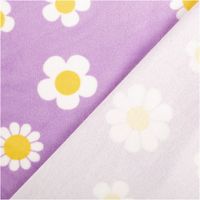 94267-Nicki-Stoff-Blumen-lila-weiss-1-45m-Breite-IMG-1356.jpg Weicher Nicki Stoff in hellem Lila zeigt ein verspieltes Muster aus weißen Gänseblümchen mit gelber Mitte. Das textile Material liegt 1,45 Meter breit und überzeugt durch seine samtige, hochwertige Oberflächenstruktur - mit Rueckseite