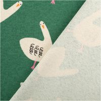 Dieser hochwertige Bio Rippjersey mit charmantem Gänse-Design von Jennifer Bouron in Grün und Ecru besticht durch seine elastische Rippstruktur bei 1,20 m Breite und ist die perfekte Wahl für bequeme Kinderkleidung, modische Shirts oder gemütliche Accessoi