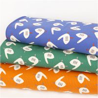 Dieser hochwertige Bio Rippjersey mit charmantem Gänse-Design von Jennifer Bouron in Grün und Ecru besticht durch seine elastische Rippstruktur bei 1,20 m Breite und ist die perfekte Wahl für bequeme Kinderkleidung, modische Shirts oder gemütliche Accessoi