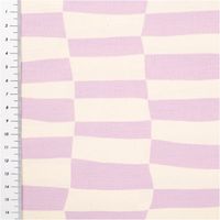 Hochwertiger Bio Baumwollstoff Popeline mit einem modernen Rechteck-Design von Jennifer Bouron in sanftem Lavendel und Natur besticht durch seine glatte, feine Haptik bei 1,48 m Breite und ist die ideale Wahl für stylische Blusen, sommerliche Kleider oder