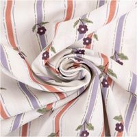 94293-Baumwollstoff-Popeline-Stoff-Streifen-Blumen-wollweiss-lila-rot-1-45m-Breite-IMG-1333.jpg Dieser hochwertige Baumwollpopeline in Wollweiß präsentiert ein zeitloses Design aus vertikalen Streifen in Lila und Rot, kombiniert mit kleinen violetten Blüten, ideal für klassische Bekleidung und Dekorationen bei 145 cm Breite - kunstvoll eingedreht in