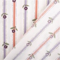94293-Baumwollstoff-Popeline-Stoff-Streifen-Blumen-wollweiss-lila-rot-1-45m-Breite-IMG-1334.jpg Dieser hochwertige Baumwollpopeline in Wollweiß präsentiert ein zeitloses Design aus vertikalen Streifen in Lila und Rot, kombiniert mit kleinen violetten Blüten, ideal für klassische Bekleidung und Dekorationen bei 145 cm Breite - mit Rueckseite