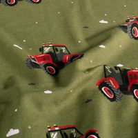 94296-Fraeulein-von-Julie-Jersey-Stoff-Baumwolljersey-Traktor-Digitaldruck-gruen-rot-1-50m-Breite-26809-026-1.jpg Nahaufnahme von grünem Baumwolljersey mit rotem Traktor-Motiv in weichen Stofffalten