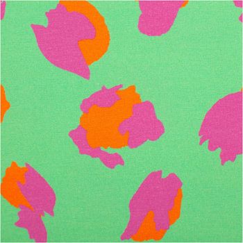 Dieser elastische Baumwolljersey von Fräulein von Julie präsentiert ein abstraktes Leopardenmuster in leuchtendem Pink und Orange auf grünem Hintergrund, perfekt für farbenfrohe Kinderbekleidung oder Accessoires bei einer Breite von 150 cm - Nahaufnahme