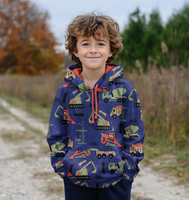 94315-Sweatstoff-aus-Baumwolle-Baufahrzeuge-Digitladruck-blau-rot-gruen-1-48m-Breite-Screenshot-2026-04-03-014640.png Junge mit Hoodie aus Sweatstoff aus Baumwolle Baufahrzeuge Digitladruck blau rot grün 1,48m Breite