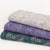 Weißer Viskosestoff aus Lenzing EcoVero mit dichtem Blümchenprint in Lila, Rosa und Gelb mit zarten mintgrünen Ranken und Blättern im romantischen Ditsy-Stil, 140 cm breit - in Szene gesetzt