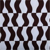 Viskose-Stoff aus Lenzing EcoVero mit großflächigem geometrischem Wellenmuster in Dunkelbraun und Flieder im grafisch-abstrakten Retro-Stil, 140 cm breit - Vollansicht