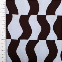 94332-Viskose-Stoff-Lenzing-EcoVero----Wellen-flieder-braun-140-cm-Breite-IMG-0959.jpg Viskose-Stoff aus Lenzing EcoVero mit großflächigem geometrischem Wellenmuster in Dunkelbraun und Flieder im grafisch-abstrakten Retro-Stil, 140 cm breit - mit Massband