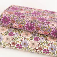 Ecru-farbener Baumwolljersey mit üppigem Retro-Blumenprint in Rosa, Lila, Rot und Gelb mit olivgrünen Blättern im 70er-Jahre-Stil, 1,48 m breit - in Szene gesetzt