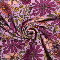 94338-Jersey-Stoff-Baumwolljersey-Blumen-violett-1-48-m-Breite-IMG-0889.jpg Violetter Baumwolljersey mit üppigem Retro-Blumenprint in Lila, Orange, Gelb und Creme mit grünen Blättern im 70er-Jahre-Stil, 1,48 m breit - kunstvoll eingedreht in Falten