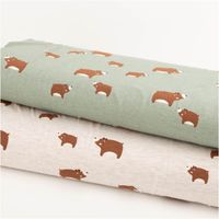 Mintgrün melierter Baumwolljersey mit locker gestreutem Print niedlicher brauner Bären in verschiedenen Größen auf weichem Grund, 1,48 m breit - in Szene gesetzt