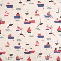 Sandfarben melierter Baumwolljersey mit Allover-Print verschiedener Boote und Segelschiffe in Rot und Blau mit türkisen Wellen und Ankern im maritimen Stil, 1,48 m breit - Vollansicht