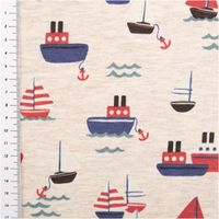Sandfarben melierter Baumwolljersey mit Allover-Print verschiedener Boote und Segelschiffe in Rot und Blau mit türkisen Wellen und Ankern im maritimen Stil, 1,48 m breit - mit Massband