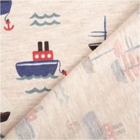 Sandfarben melierter Baumwolljersey mit Allover-Print verschiedener Boote und Segelschiffe in Rot und Blau mit türkisen Wellen und Ankern im maritimen Stil, 1,48 m breit - mit Rueckseite