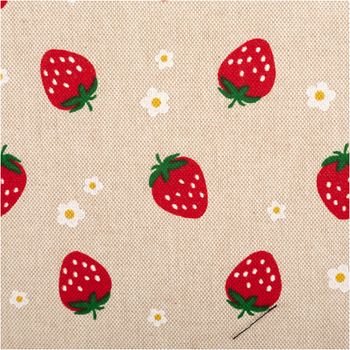 Naturfarbener Dekostoff in Leinenoptik mit fröhlichem Erdbeer- und Blumenmuster in Rot und Grün, ideal für sommerliche Heimtextilien, 140 cm breit und strapazierfähig - Nahaufnahme