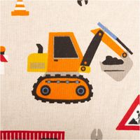 Hochwertiger Dekostoff in naturfarbener Leinenoptik mit bunten Baustellenmotiven wie Kränen, Baggern und Betonmischern bedruckt, ideal für strapazierfähige Kinderzimmerdekorationen, Vorhänge oder Kissenbezüge mit einer großzügigen Breite von 140 cm - Detai