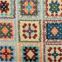 Bunter Gobelin-Dekostoff mit fein gewebtem Kelim-Patchworkmuster in Blau, Rot, Orange und Grün mit geometrischen Blüten und Rauten im Folkloredesign, 1,50 m breit - Nahaufnahme