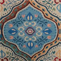 Bunter Gobelin-Dekostoff mit fein gewebtem maurischen Ogiven-Muster in Dunkelblau, Hellblau und Creme mit floralen Medaillons und Rankenmotiven im orientalischen Stil, 1,50 m breit - Nahaufnahme