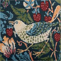 Dunkelblauer Gobelin-Dekostoff mit fein gewebtem Naturmotiv eines weißen Vogels zwischen Erdbeeren, Tulpen und Blättern in Rot, Grün und Orange im Arts-and-Crafts-Stil, 1,50 m breit - Nahaufnahme