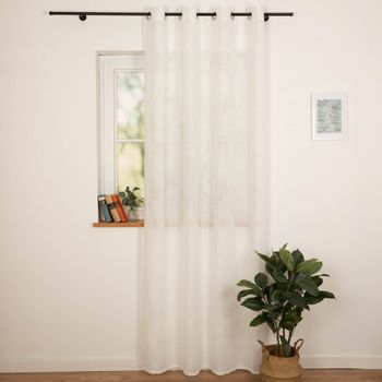 Ösenvorhang mit Leinenstruktur, 140x245 cm – halbtransparenter Stoff in Weiß mit abstraktem Gitterdessin, dunkle Metallösen, natürlich-luftiger Look, ideal für moderne und skandinavische Interieurs - halboffen am Fenster
