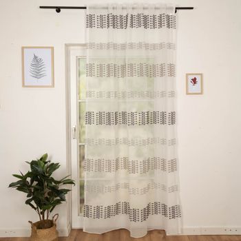 Transparenter Schlaufenbandschal in Weiß mit eleganten Scherli-Streifen in Grau. Der luftige Vorhang (140x245 cm) lässt viel Licht in den Raum und setzt mit seinem grafischen Muster moderne, stilvolle Akzente - Vollansicht am Fenster