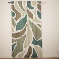 Blickdichter Schlaufenbandschal (140x245 cm) mit modernen, abstrakten Blattformen in Grün- und Naturtönen auf weißem Grund. Er bietet zuverlässigen Sichtschutz und eine dekorative Optik für jeden Raum - zugezogen am Fenster