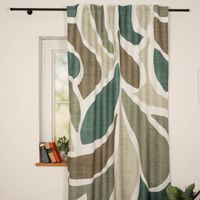Blickdichter Schlaufenbandschal (140x245 cm) mit modernen, abstrakten Blattformen in Grün- und Naturtönen auf weißem Grund. Er bietet zuverlässigen Sichtschutz und eine dekorative Optik für jeden Raum - Nahaufnahme am Fenster