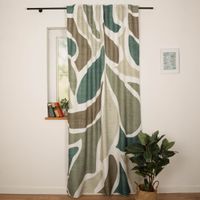 Blickdichter Schlaufenbandschal (140x245 cm) mit modernen, abstrakten Blattformen in Grün- und Naturtönen auf weißem Grund. Er bietet zuverlässigen Sichtschutz und eine dekorative Optik für jeden Raum - halboffen am Fenster
