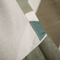 94377-Vorhang-Schlaufenbandschal-Abstrakte-Formen-gruen-weiss-weiss-blickdicht-140x245cm--BxH--IMG-3192.jpg Blickdichter Schlaufenbandschal (140x245 cm) mit modernen, abstrakten Blattformen in Grün- und Naturtönen auf weißem Grund. Er bietet zuverlässigen Sichtschutz und eine dekorative Optik für jeden Raum - Ecke umgedreht