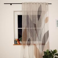 Transparenter Schlaufenbandschal (140x245 cm) mit filigranem Blätter-Design in Grau, Beige und Aubergine. Der lichtdurchlässige Stoff sorgt für eine helle, freundliche Atmosphäre und setzt natürliche, elegante Akzente an jedem Fenster - bei Nacht am Fenste