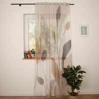 Transparenter Schlaufenbandschal (140x245 cm) mit filigranem Blätter-Design in Grau, Beige und Aubergine. Der lichtdurchlässige Stoff sorgt für eine helle, freundliche Atmosphäre und setzt natürliche, elegante Akzente an jedem Fenster - halboffen am Fenste