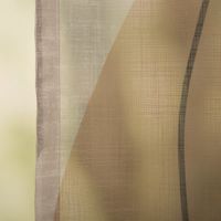 Transparenter Schlaufenbandschal (140x245 cm) mit filigranem Blätter-Design in Grau, Beige und Aubergine. Der lichtdurchlässige Stoff sorgt für eine helle, freundliche Atmosphäre und setzt natürliche, elegante Akzente an jedem Fenster - Nahaufnahme