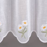 94386-Scheibengardinen-Meterware-naehfrei-Stickerei-Blumen-weiss-60cm-Hoehe-IMG-0730.jpg Diese nähfreie Scheibengardine in Weiß überzeugt mit ihrer frühlingshaften Blumenstickerei und dem dekorativen Bogensaum. Die 60 cm hohe Meterware lässt sich dank der integrierten Stangenlöcher einfach aufhängen und kann ganz ohne Säumen auf die benötigte