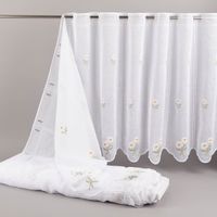 94386-Scheibengardinen-Meterware-naehfrei-Stickerei-Blumen-weiss-60cm-Hoehe-IMG-0737.jpg Diese nähfreie Scheibengardine in Weiß überzeugt mit ihrer frühlingshaften Blumenstickerei und dem dekorativen Bogensaum. Die 60 cm hohe Meterware lässt sich dank der integrierten Stangenlöcher einfach aufhängen und kann ganz ohne Säumen auf die benötigte