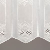 94389-Scheibengardinen-Meterware-naehfrei-Voile-Stickerei-Abstrakt-wollweiss-45cm-Hoehe-IMG-0702.jpg Nähfreie Scheibengardine aus wollweißem Voile mit abstrakter Stickerei. Die 45 cm hohe Meterware lässt sich dank integrierter Stangenlöcher einfach dekorieren und individuell kürzen – ganz ohne Säumen - Detailaufnahme
