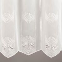 Nähfreie Scheibengardine aus luftigem Voile in Wollweiß mit abstrakter Stickerei. Diese hochwertige Meterware in 60 cm Höhe lässt sich dank der vorgearbeiteten Stangenlöcher einfach dekorieren und individuell in der Breite kürzen, ohne dass ein Säumen erfo