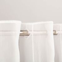 94390-Scheibengardinen-Meterware-naehfrei-Voile-Stickerei-Abstrakt-wollweiss-60cm-Hoehe-IMG-0690.jpg Nähfreie Scheibengardine aus luftigem Voile in Wollweiß mit abstrakter Stickerei. Diese hochwertige Meterware in 60 cm Höhe lässt sich dank der vorgearbeiteten Stangenlöcher einfach dekorieren und individuell in der Breite kürzen, ohne dass ein Säumen erfo