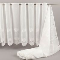 94390-Scheibengardinen-Meterware-naehfrei-Voile-Stickerei-Abstrakt-wollweiss-60cm-Hoehe-IMG-0694.jpg Nähfreie Scheibengardine aus luftigem Voile in Wollweiß mit abstrakter Stickerei. Diese hochwertige Meterware in 60 cm Höhe lässt sich dank der vorgearbeiteten Stangenlöcher einfach dekorieren und individuell in der Breite kürzen, ohne dass ein Säumen erfo