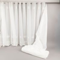 Nähfreie Scheibengardine aus wollweißem Voile mit abstrakter Stickerei. Die 100 cm hohe Meterware besticht durch eine moderne Optik und lässt sich dank der praktischen Stangenlöcher einfach und ohne Säumen dekorieren - aufgerollt in Szene gesetzt